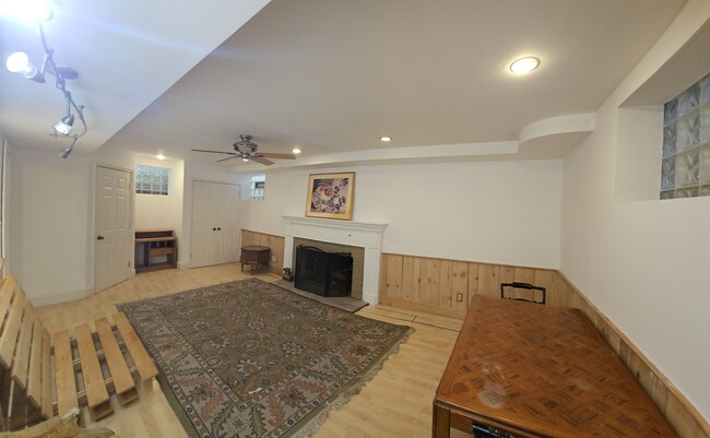 Great Room w/ Fireplace - 1817 Parkside Dr NW