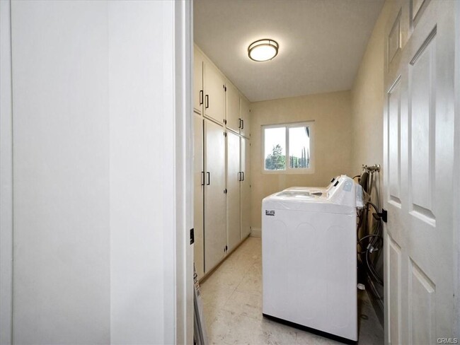 Building Photo - 4732 Del Moreno Dr