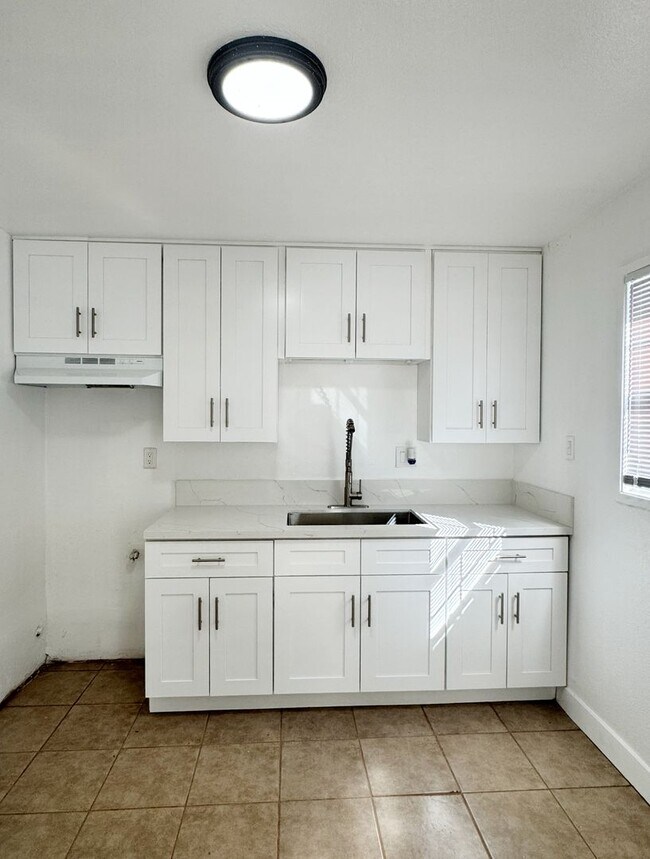 Foto del edificio - Charming Ground-Floor Apartment in Gated Community