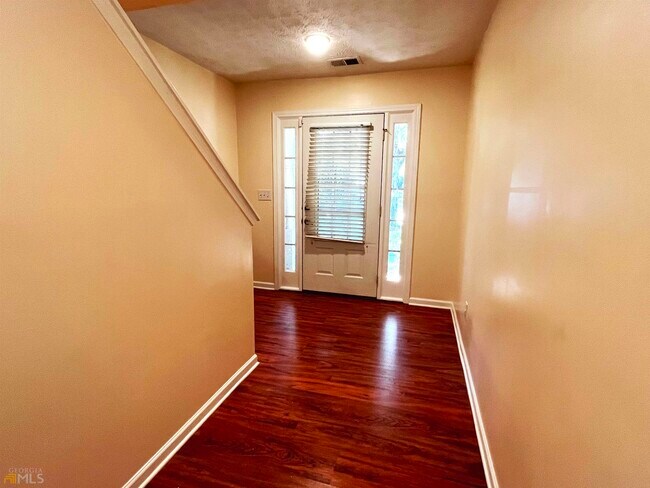 Building Photo - 165 Fern Crest Dr