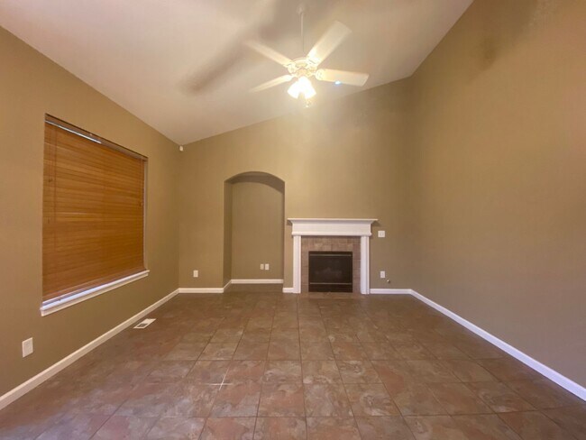 Foto del edificio - Spacious Federal Way home w/ 3 Car Garage