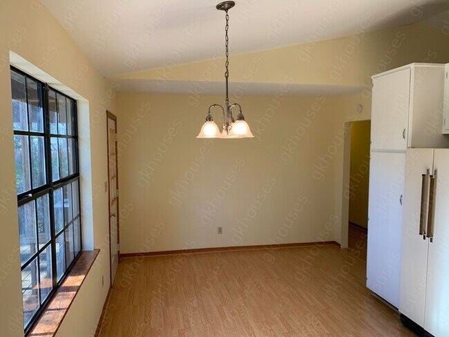 Building Photo - 2025 Phillips Cir