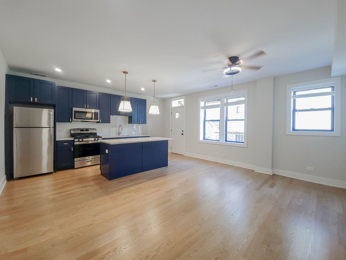 Primary Photo - 2028 W Montrose Ave