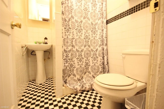 Building Photo - 132 Melrose St