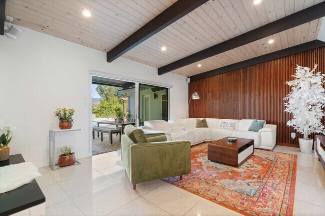 Foto del edificio - 10405 Ditson St