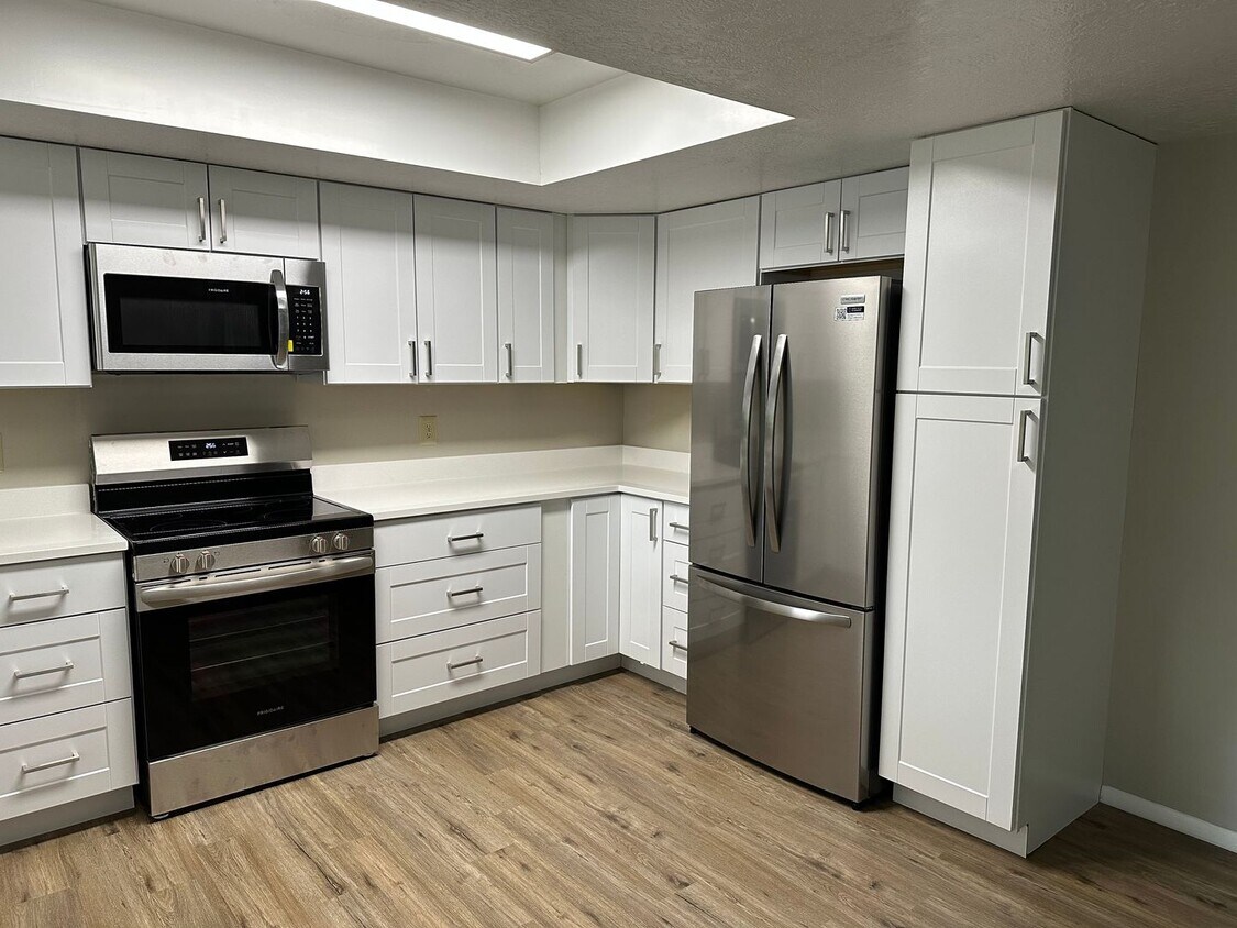 Building Photo - Single Family Residence 5 Bed | 2 Bath