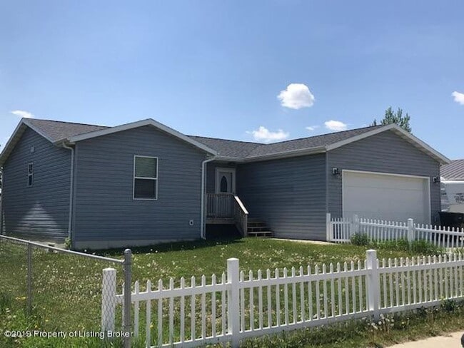 Building Photo - Newer, Spacious House for Rent in Dickinson