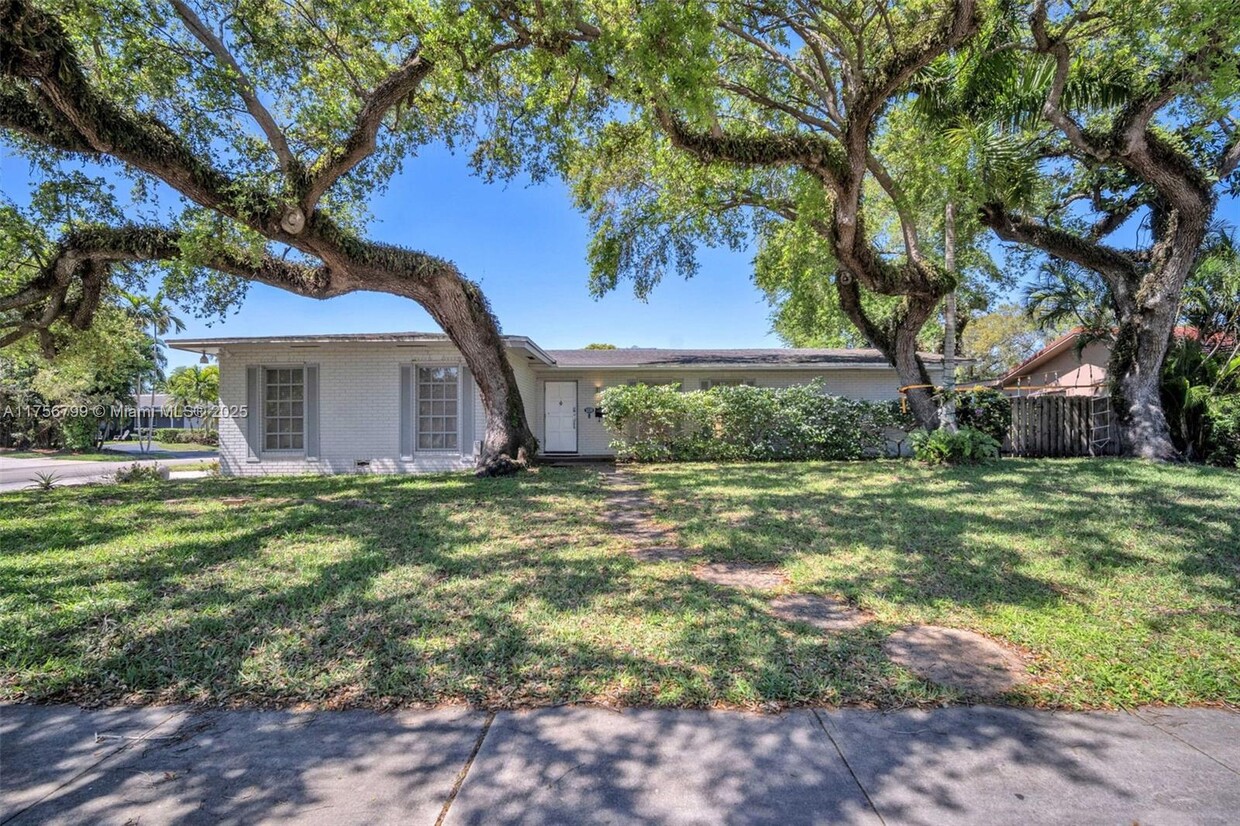 Primary Photo - 3370 N 47th Ave