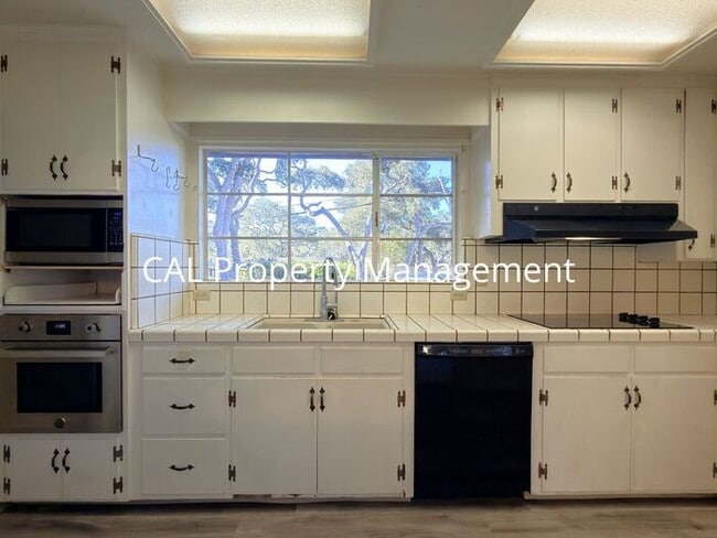 Building Photo - Beautiful 3-Bedroom Pebble Beach Home!