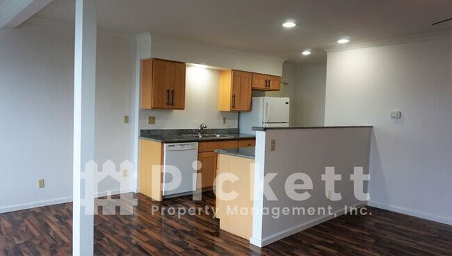 Building Photo - Views, Views and Views in Port Orchard!