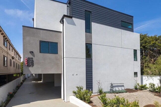 Building Photo - 617 Aviation Way
