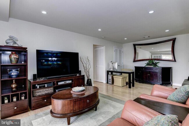 Building Photo - 4151 S Four Mile Run Dr