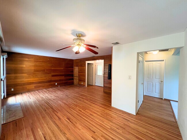 Foto del edificio - 11043 Babbitt Ave