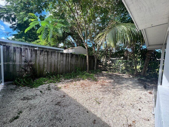 Building Photo - 384 Tamiami Canal Rd