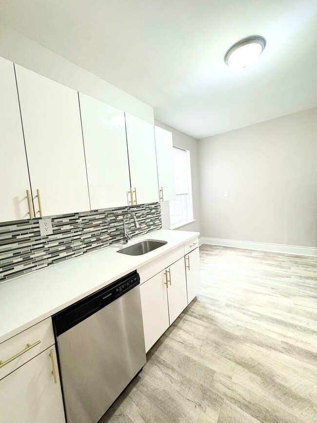 Building Photo - 409 54th St