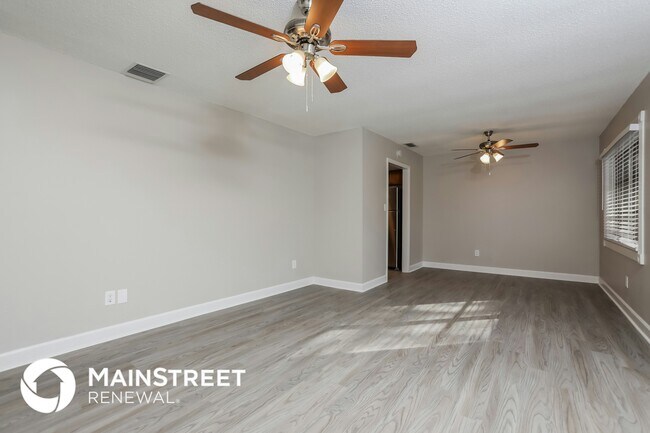 Foto del edificio - 3074 Riverbrook Dr