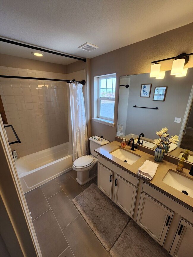 Building Photo - Stunning 4-Bed, 3-Bath Home with Modern Up...