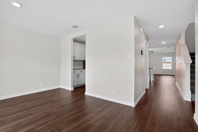 Foto del edificio - Spacious 5BR Home with Game Room, First-Floor Primary Suite & Appliances Included