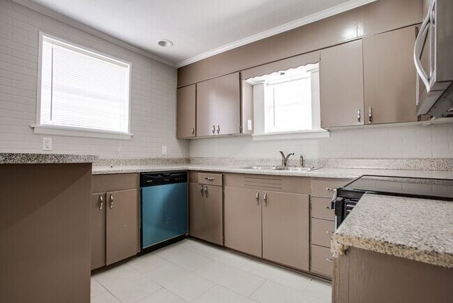 Foto del edificio - No App Fee. - Prelease by 10/25/24 and get...