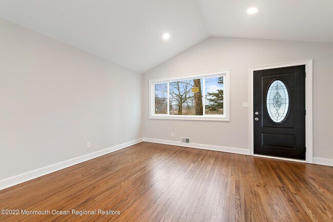 Building Photo - 2 Middlesex Rd