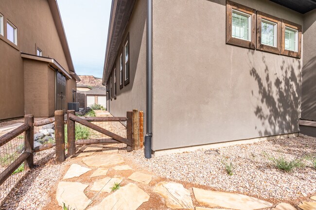 Foto del edificio - 2094 Two Wood Dr
