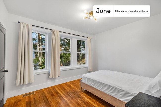 Building Photo - Room in Shared 5 bed/2 bath home in Roxbury