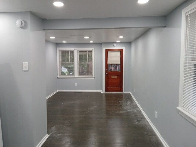 Building Photo - 8 Mangam St