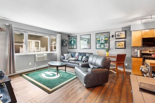 Foto del edificio - 2121 N Cambridge Ave