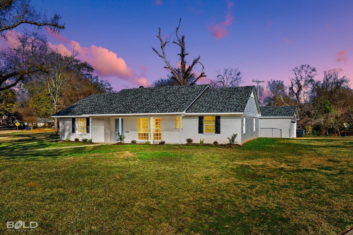 Primary Photo - Check Out this 3 bed 2 bath!!