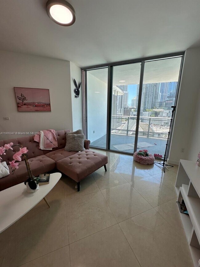Foto del edificio - 350 S Miami Ave