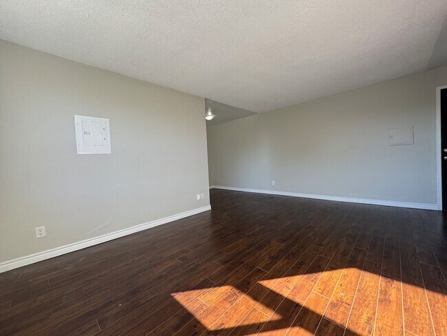 Photo du bâtiment - Updated 1 Bedroom & 1 Bathroom Apartment!
