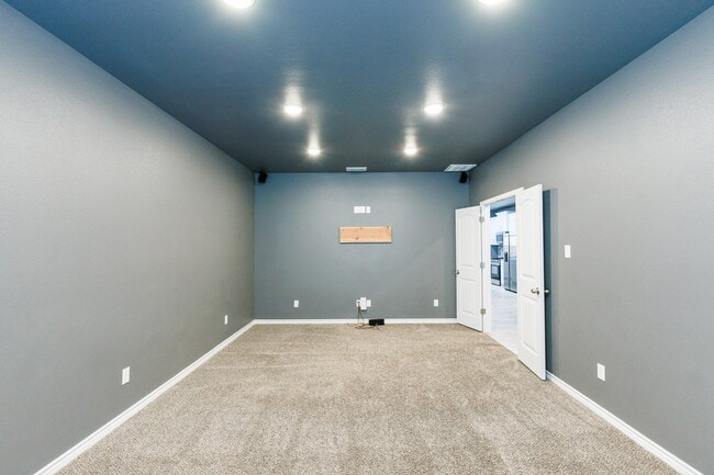 Foto del edificio - New home with a Media Room!