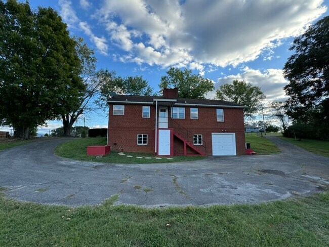 Building Photo - City of Maryville! 37804 - 3 bedroom, 1 bath home with many recent updates - Contact Tim Tipton 8...
