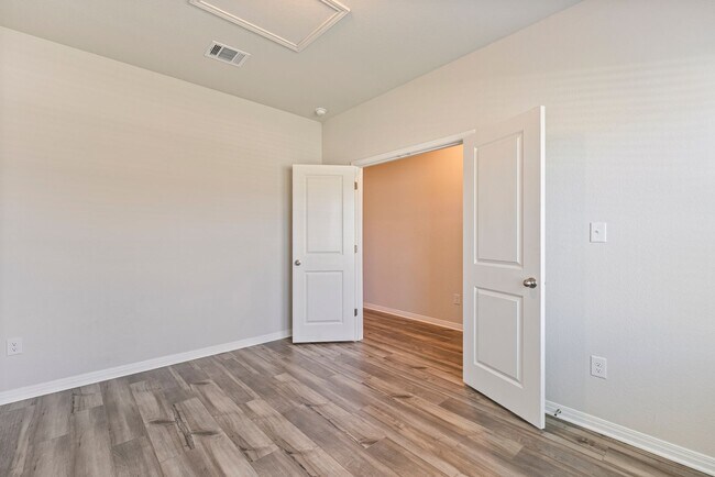Building Photo - Beautiful 4 bedrooms, 2.5 bathrooms home i...