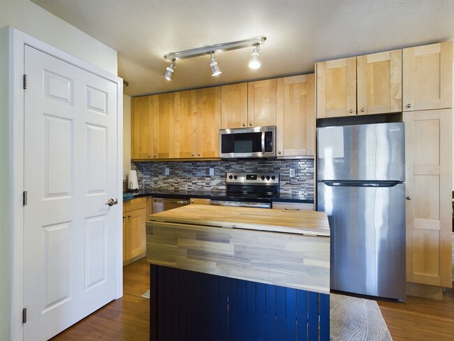 Building Photo - Remodeled 2-bedroom loft unit now availabl...