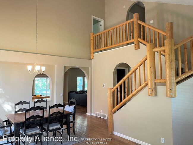 Building Photo - 3 br, 2.5 bath House - 1627 W. Fort Road