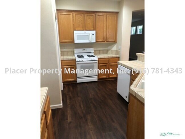 Building Photo - Nice 4 Bdrm Single Story w/Fireplace