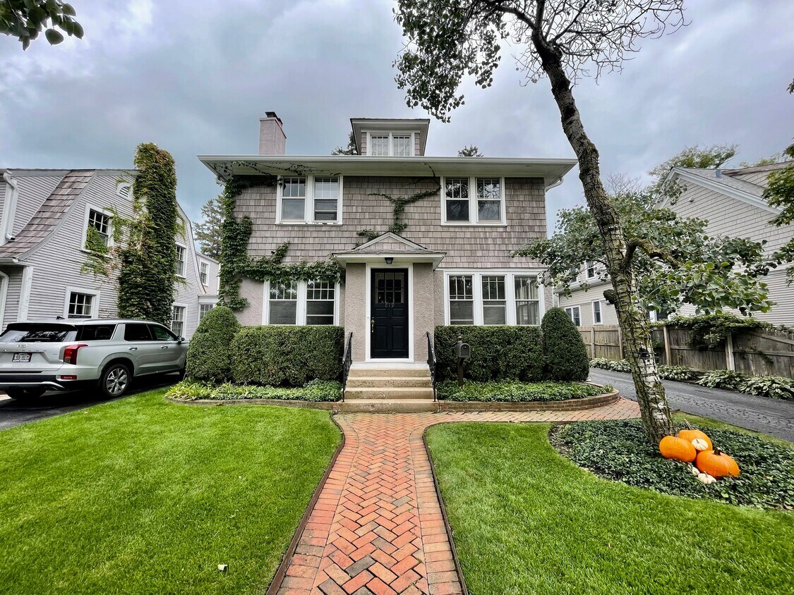 Primary Photo - 819 Oakwood Ave