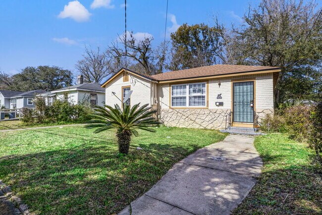 Building Photo - Newly Updated 5 bedroom Vouchers Accepted!...