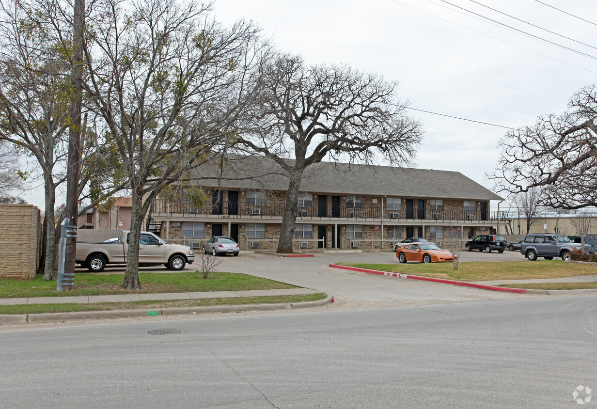 Foto del edificio - Four Oaks Apts