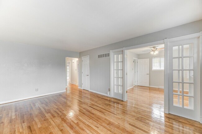 Building Photo - 320 E Clinton Pl