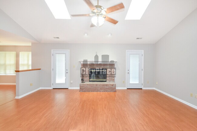 Foto del edificio - 740 Sweet Creek Dr