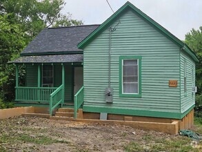 Building Photo - 702 Violet St