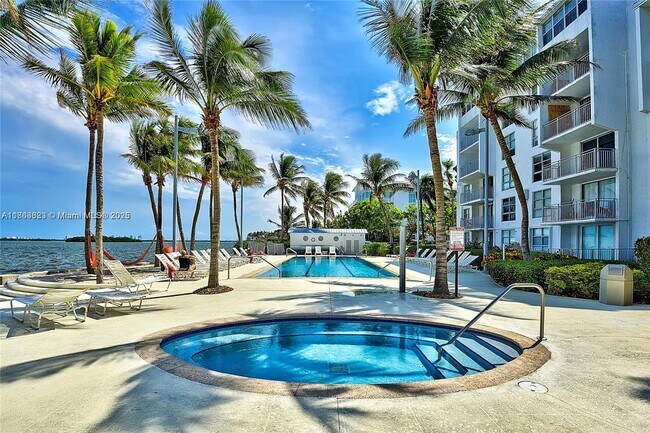 Foto del edificio - 680 NE 64th St