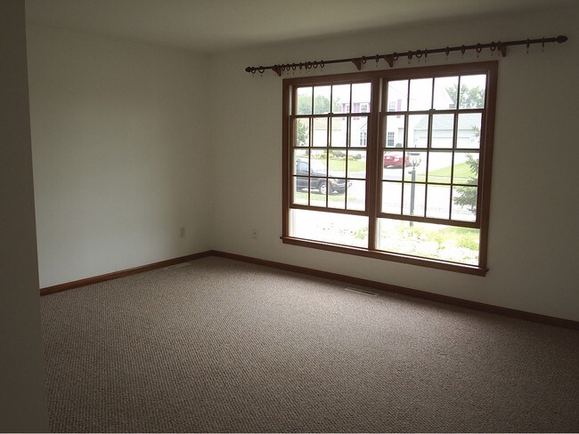 Large, brite, 13.5 x 21 ft Livingroom - 236 Crabapple Ln