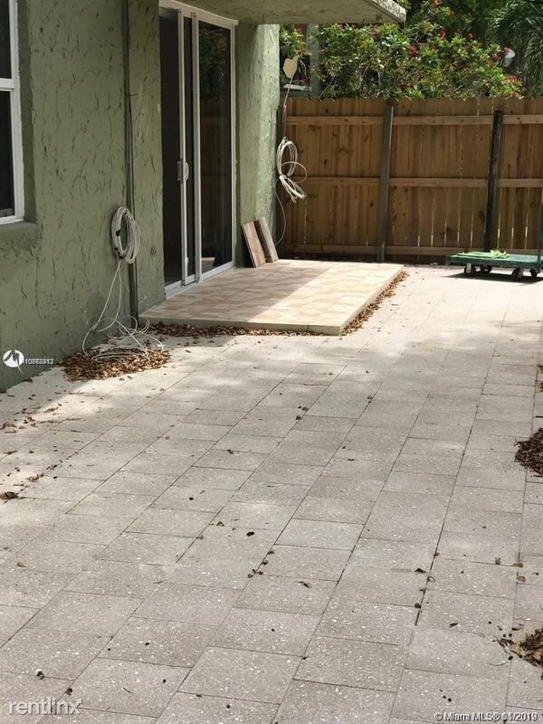 Building Photo - 3 br, 2 bath Condo - 8303 SW 142nd Ave # D111