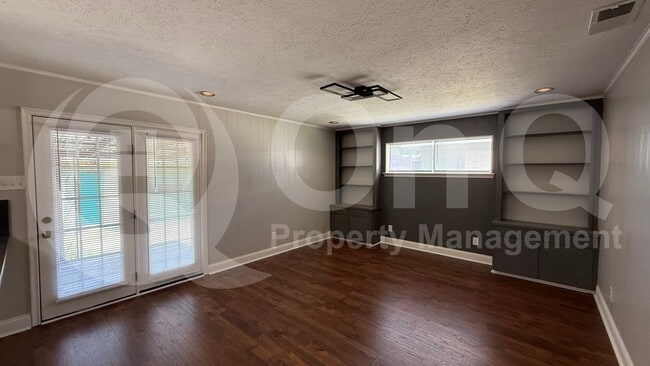 Foto del edificio - 8347 Lullwater Dr