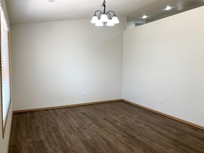 Foto del edificio - Ranch-Style Home With Gas Fireplace and Washer/Dryer Included! 1 Small Dog Welcome!