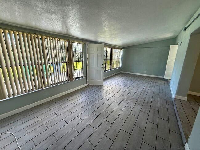 Foto del edificio - 3540 NW 209th Terrace