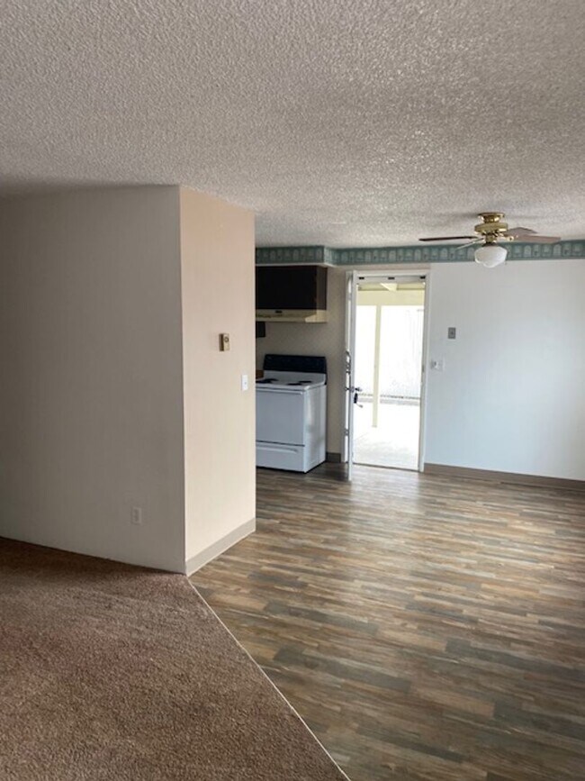Building Photo - Single Level 2 Bedroom House with Huge Fen...